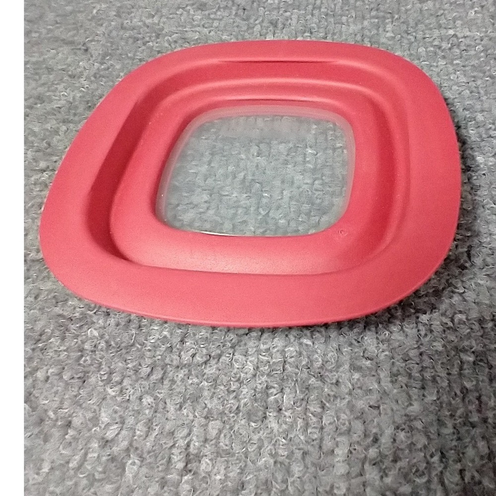 Rubbermaid premier Easy Find Red Square Replacement Lid 1.25 cup Clear Window